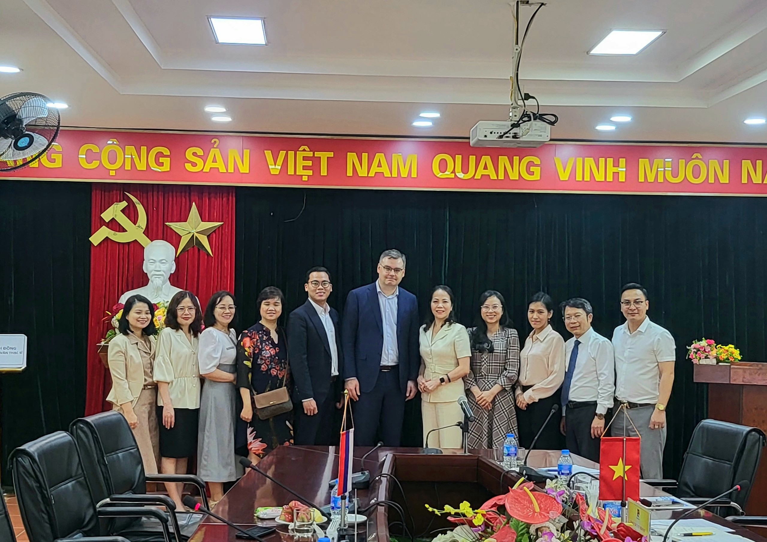 Học viện thanh thiếu niên Việt Nam tiếp xã giao và làm việc với đồng chí Mereshkin Dmitry Evgenievich, Phó Hiệu trưởng Trường Đại học sư pham quốc gia Nga mang tên Herzen