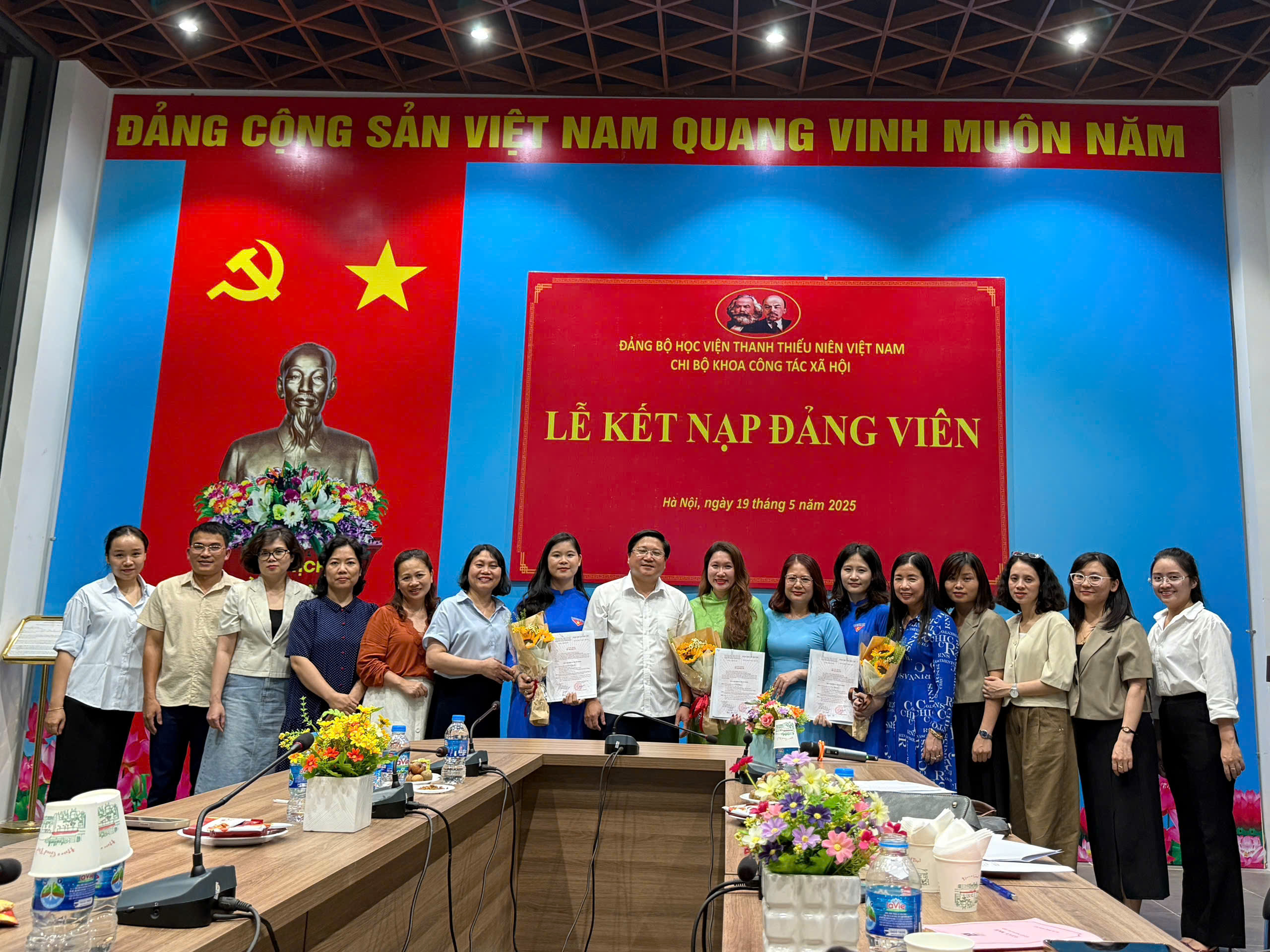 Chi bộ Khoa Công tác xã hội tổ chức lễ kết nạp Đảng viên mới