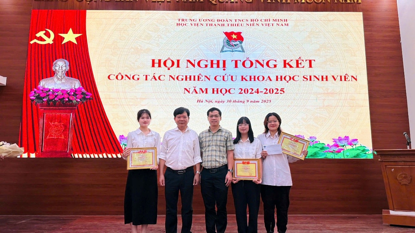 TS. Đặng Vũ Tùng, Phó Giám đốc Học viện trao giải cho nhóm sinh viên đạt giải Ba